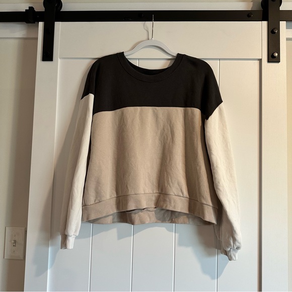 Abercrombie & Fitch Tops - Abercrombie & Fitch Cropped Sweatshirt